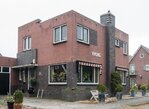 De ingang met betonnen latei met ornamenten bol.
<br/>
Marcel Westhoff, 2018-09-01